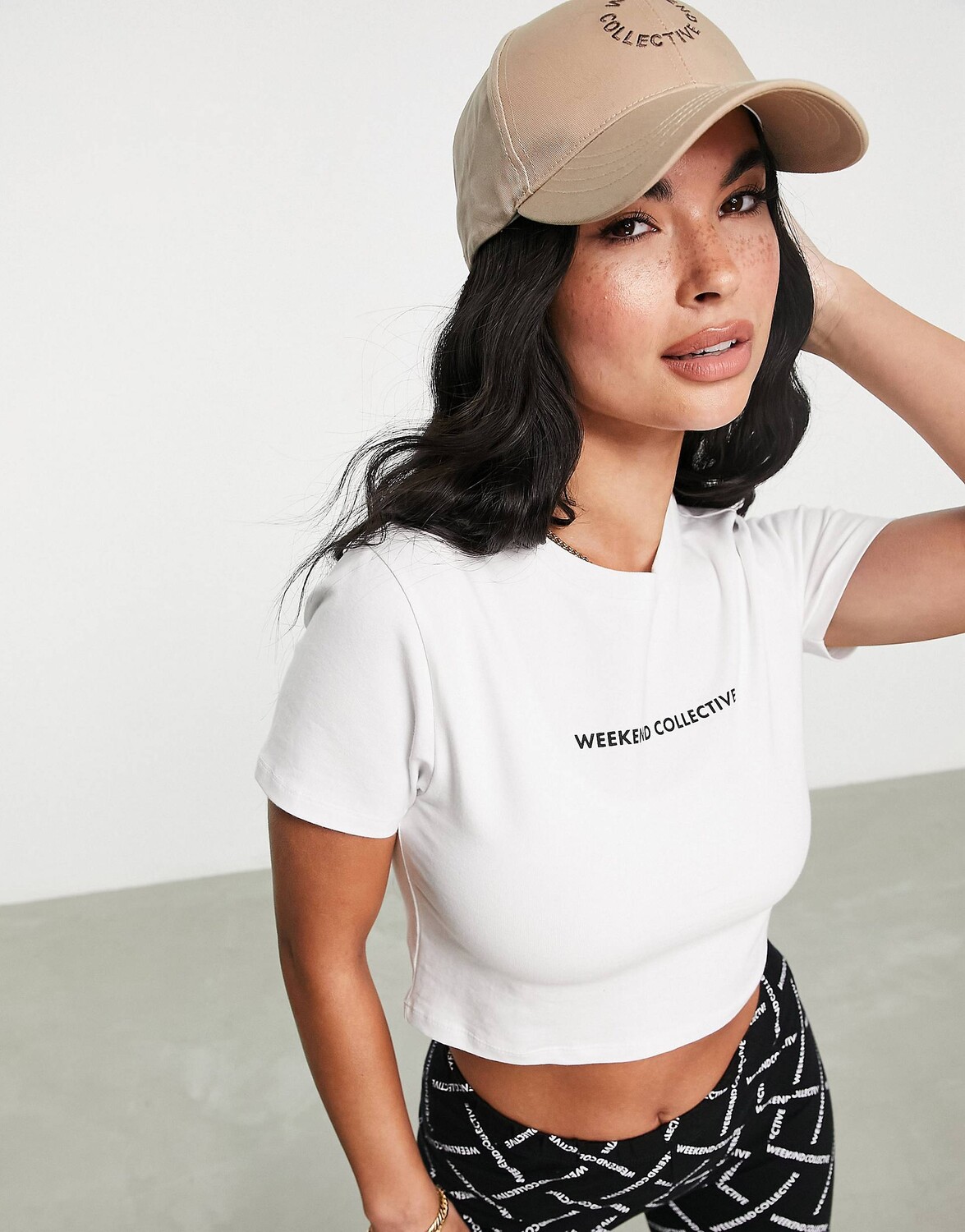 

Белая укороченная футболка ASOS Weekend Collective