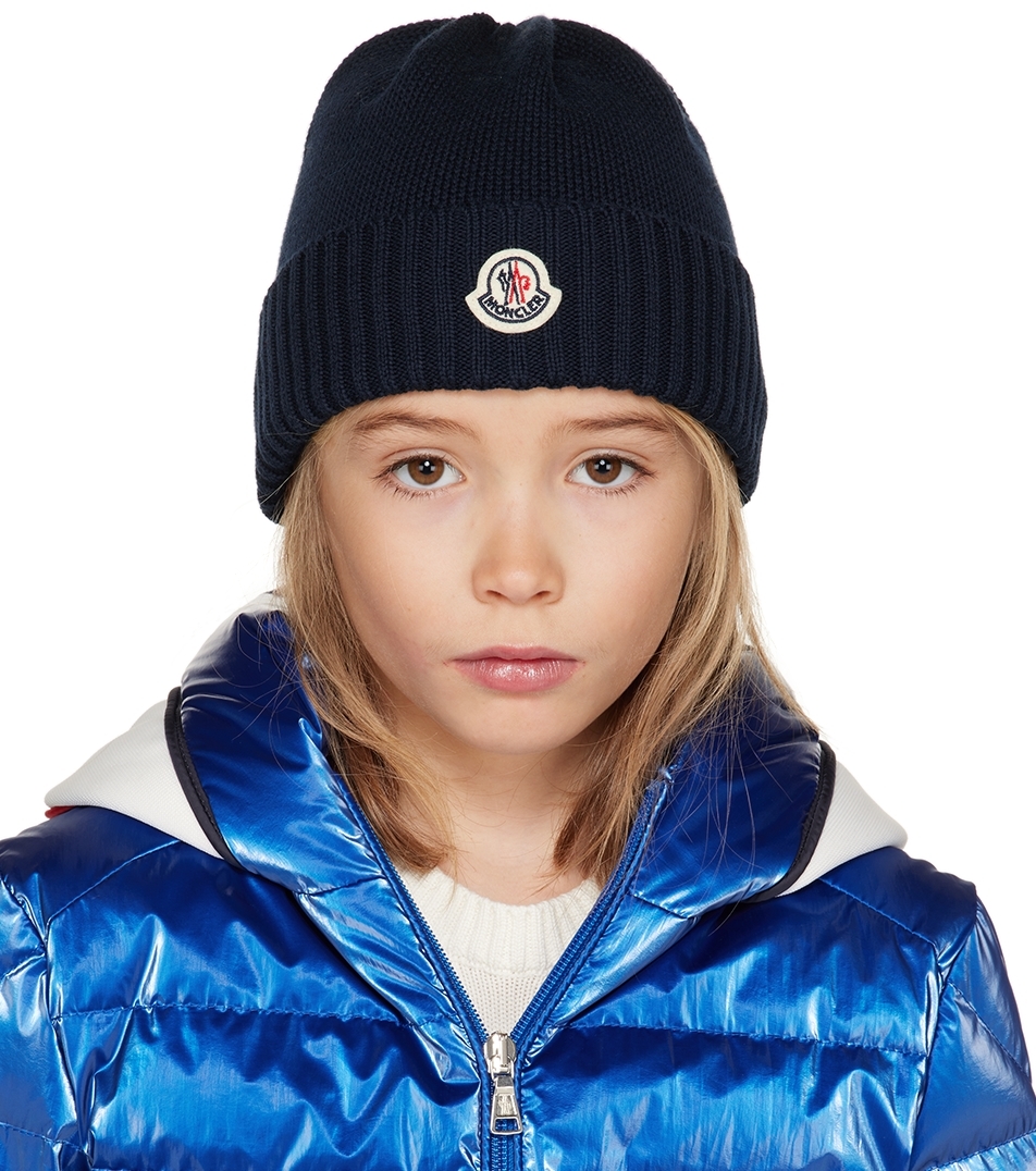 цена Детская темно-синяя шапка с нашивками Moncler Enfant