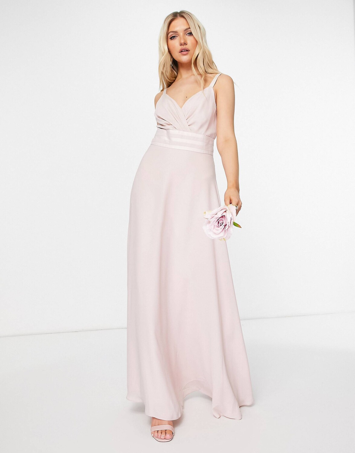 

Плиссированное платье макси на бретельках с атласной отделкой на талии ASOS DESIGN Bridesmaid