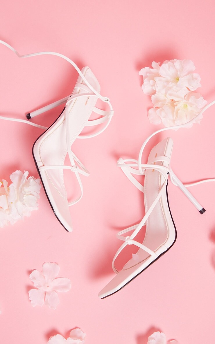 

PrettyLittleThing Белые босоножки на высоком каблуке из искусственной кожи с квадратным носком и шнуровкой до щиколотки