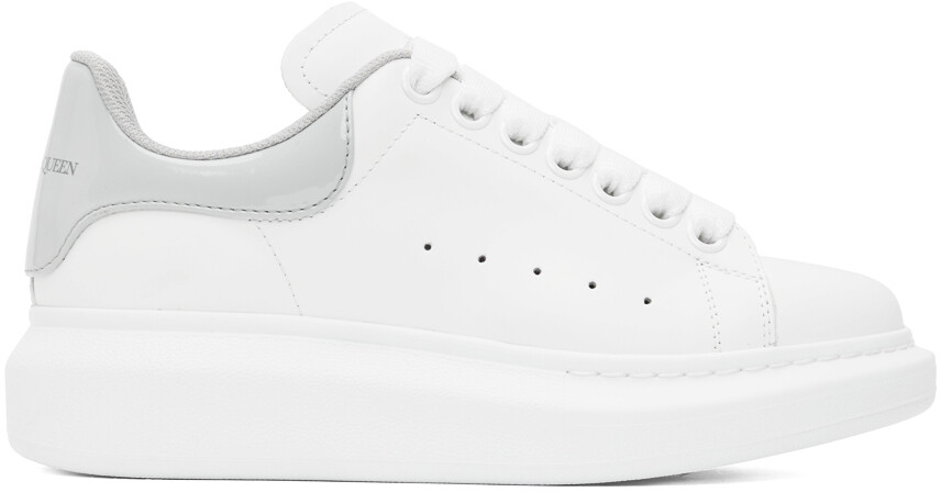 

Бело-серые массивные кроссовки Alexander McQueen