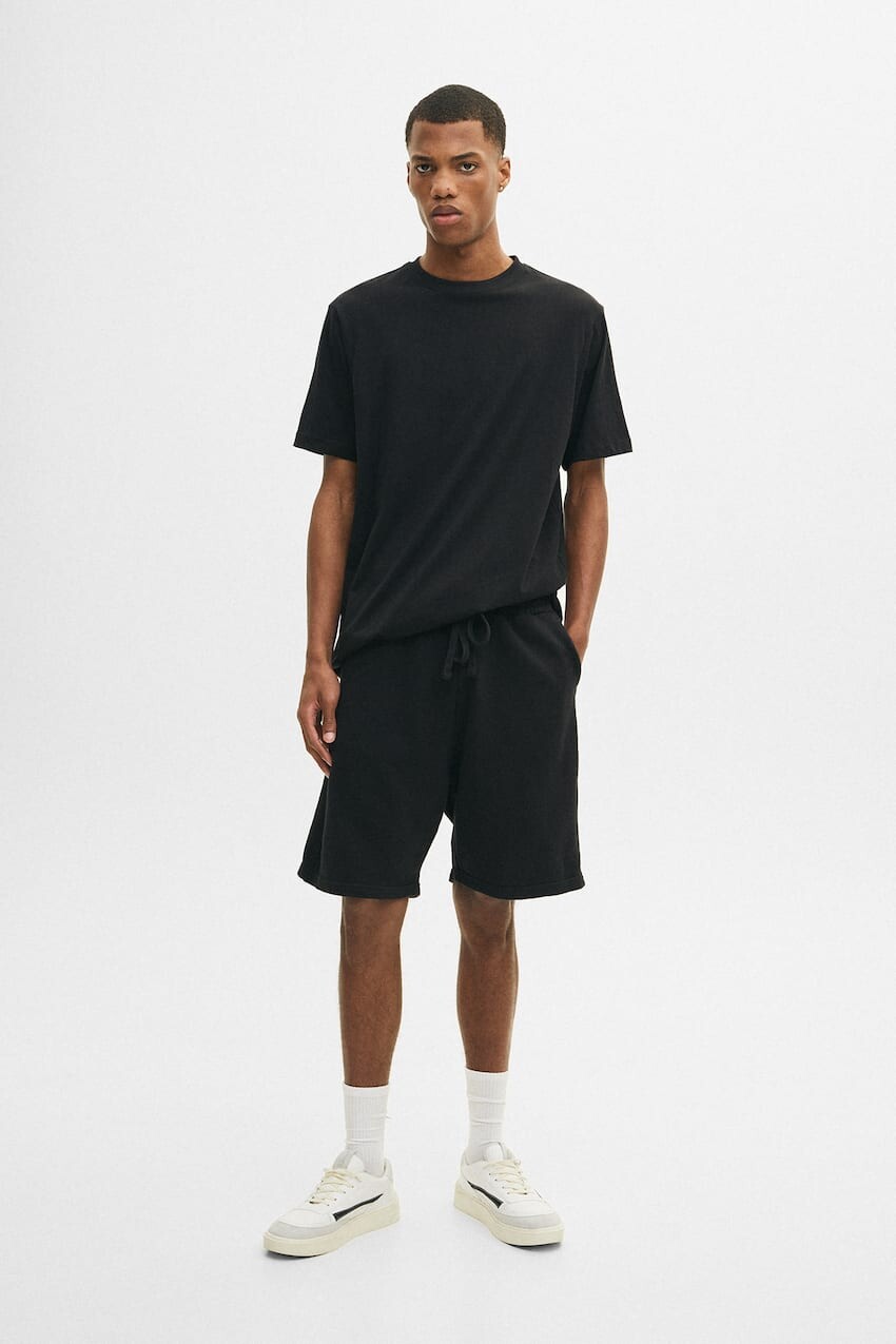 

Шорты-бермуды и футболка Jogger Pull&Bear, черный