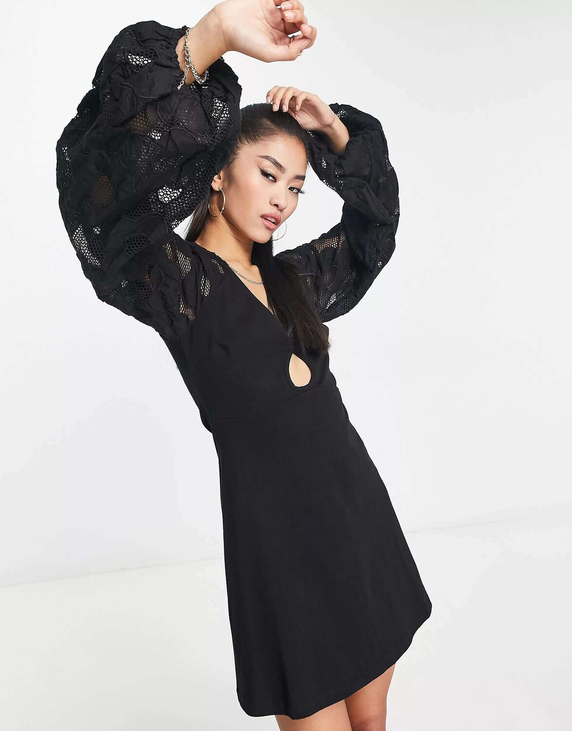 

Черное мини-платье с вышивкой, вязанными крючком и пышными рукавами ASOS, Черный