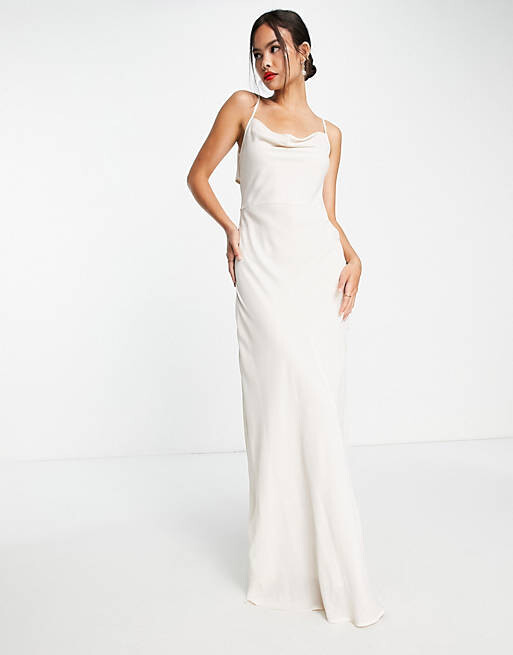 

Шифоновое платье макси с открытой спиной Pretty Lavish Bridesmaid