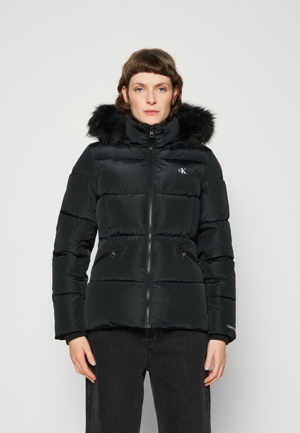 

Куртка Calvin Klein Jeans ШОРТЫ С КАПЮШОНОМ из ИСКУССТВЕННОГО МЕХА, черный