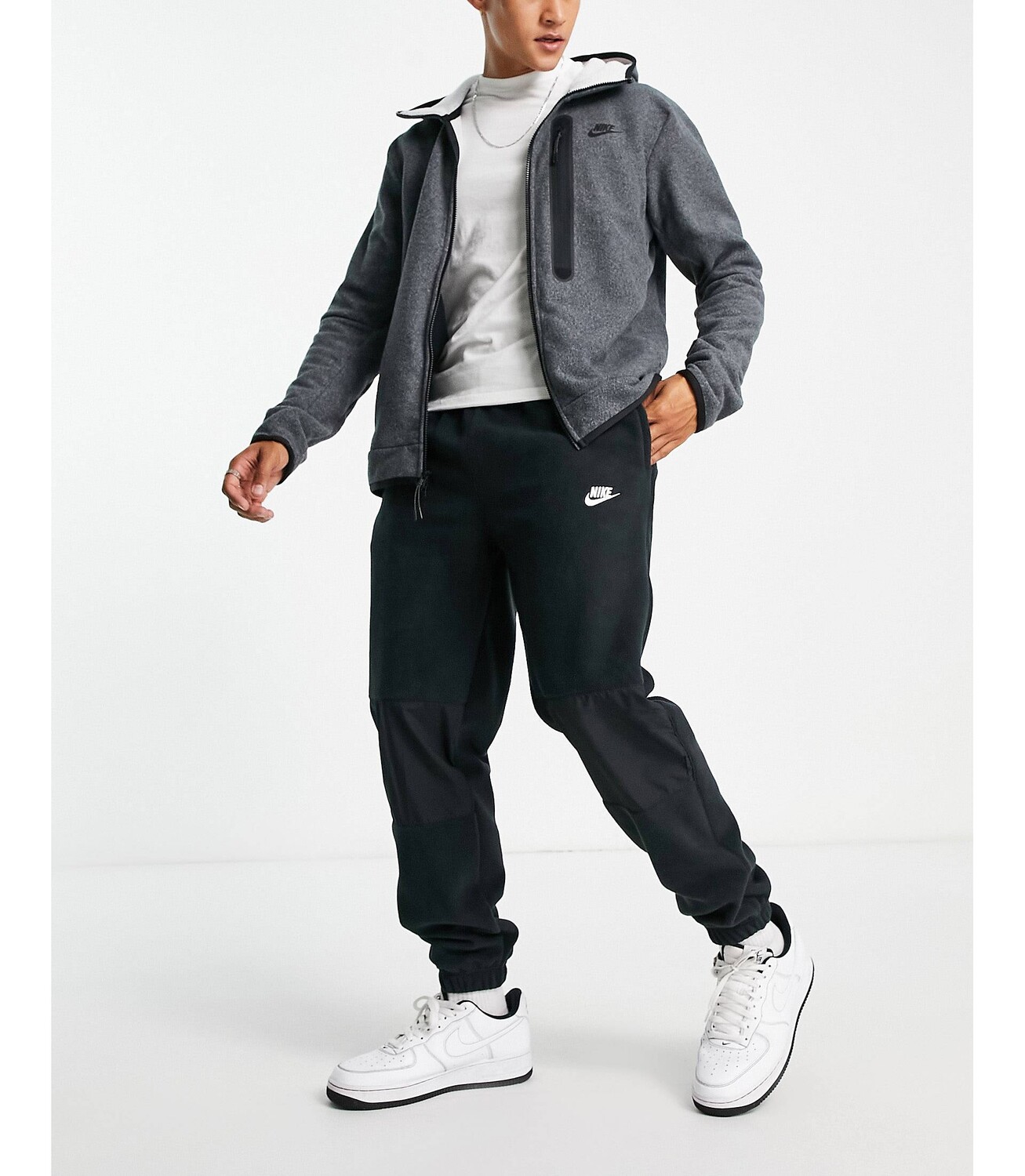 

Черные джоггеры с манжетами Nike Club Winter