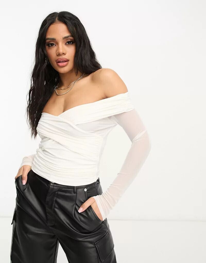 

Белый топ с открытыми плечами и запахом и открытыми плечами ASOS