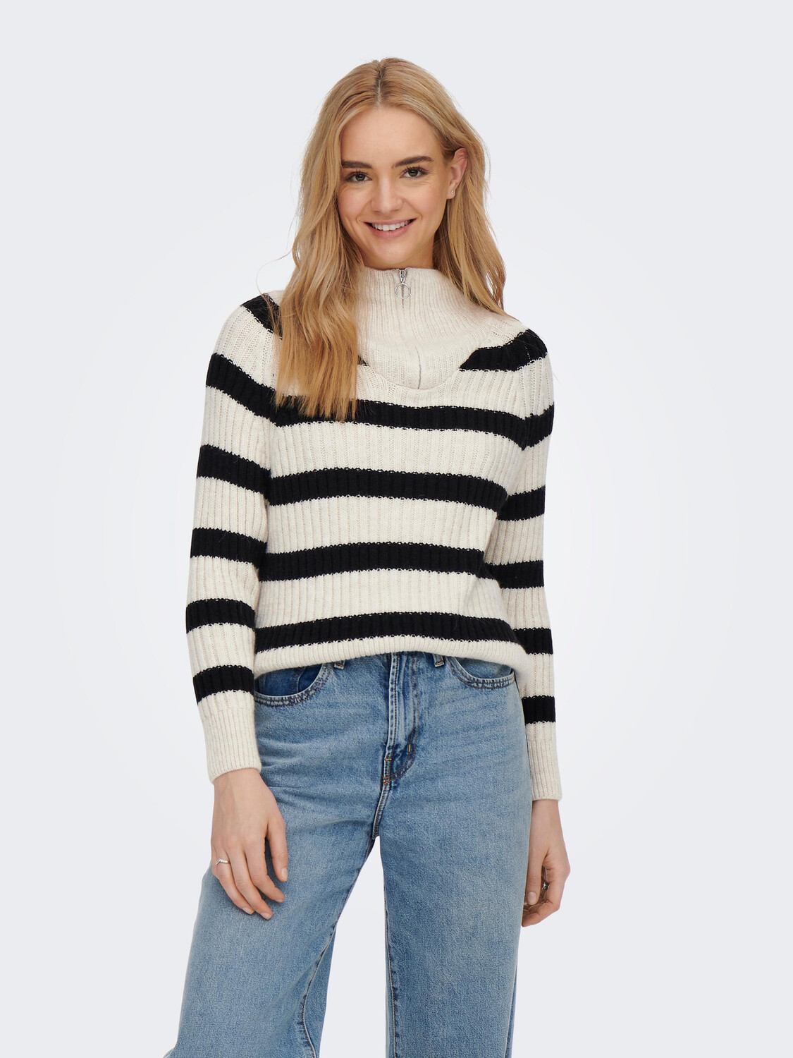 

Свитер ONLY Gestreifter Basic Strick mit Reißverschluss ONLLEISE, черный