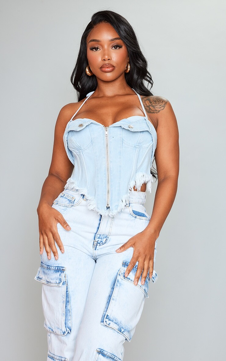 

PrettyLittleThing Синий джинсовый укороченный топ с рваными краями и воротником халтер
