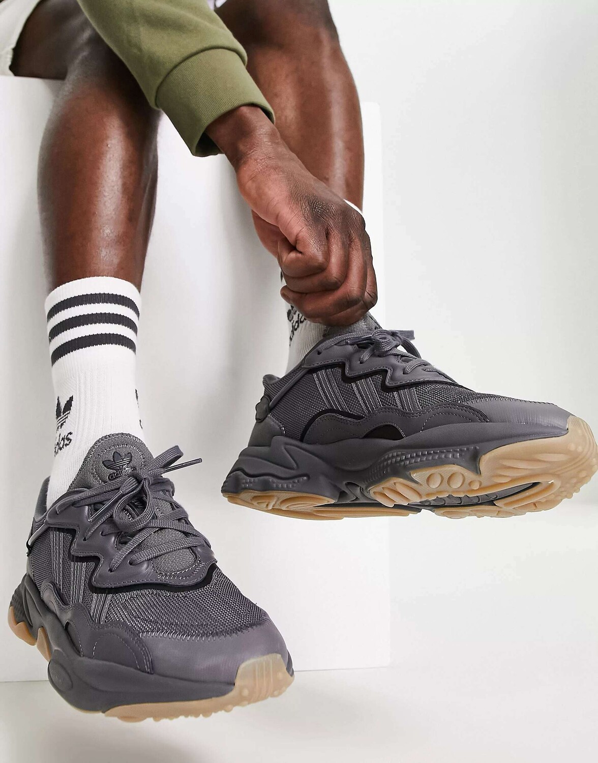 

Темно-серые кроссовки adidas Originals Ozweego