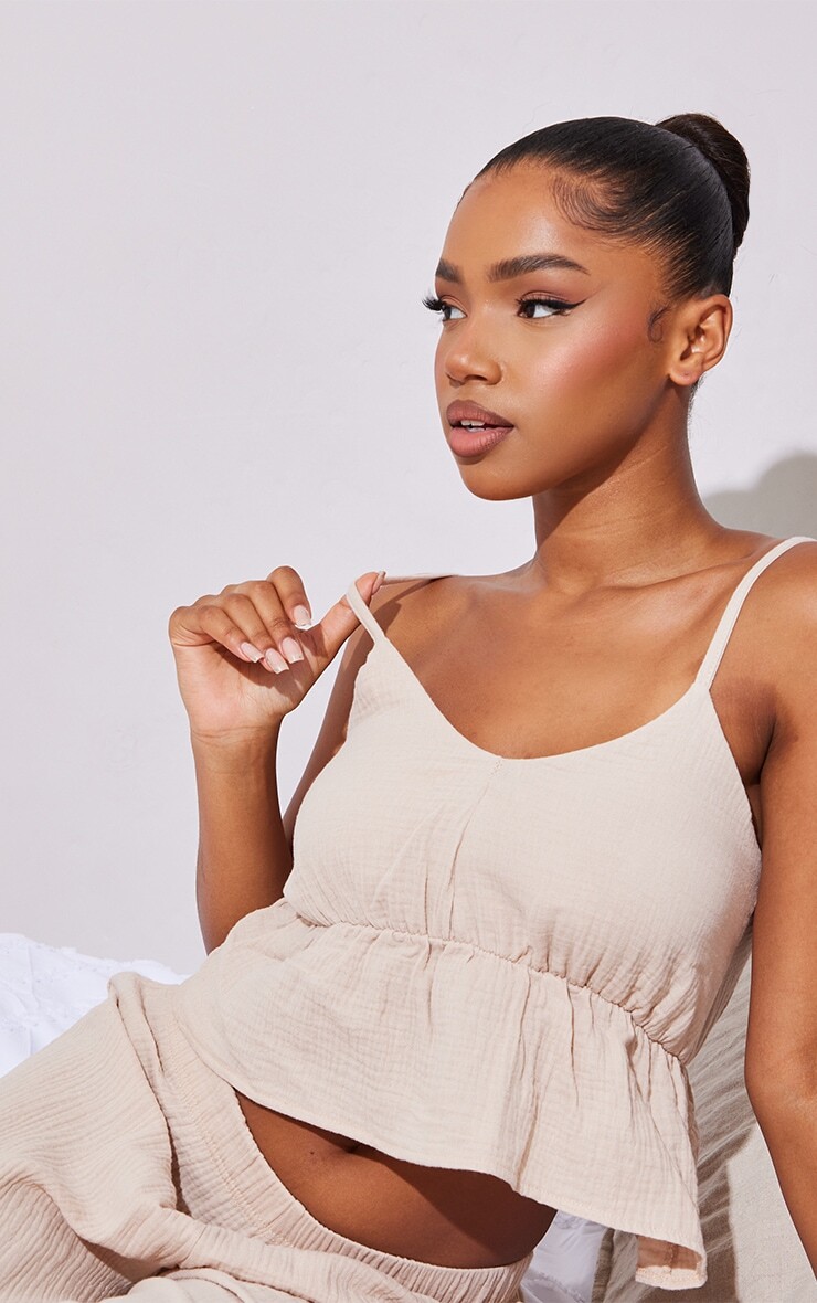 

PrettyLittleThing Текстурированный пижамный топ мокко на бретельках