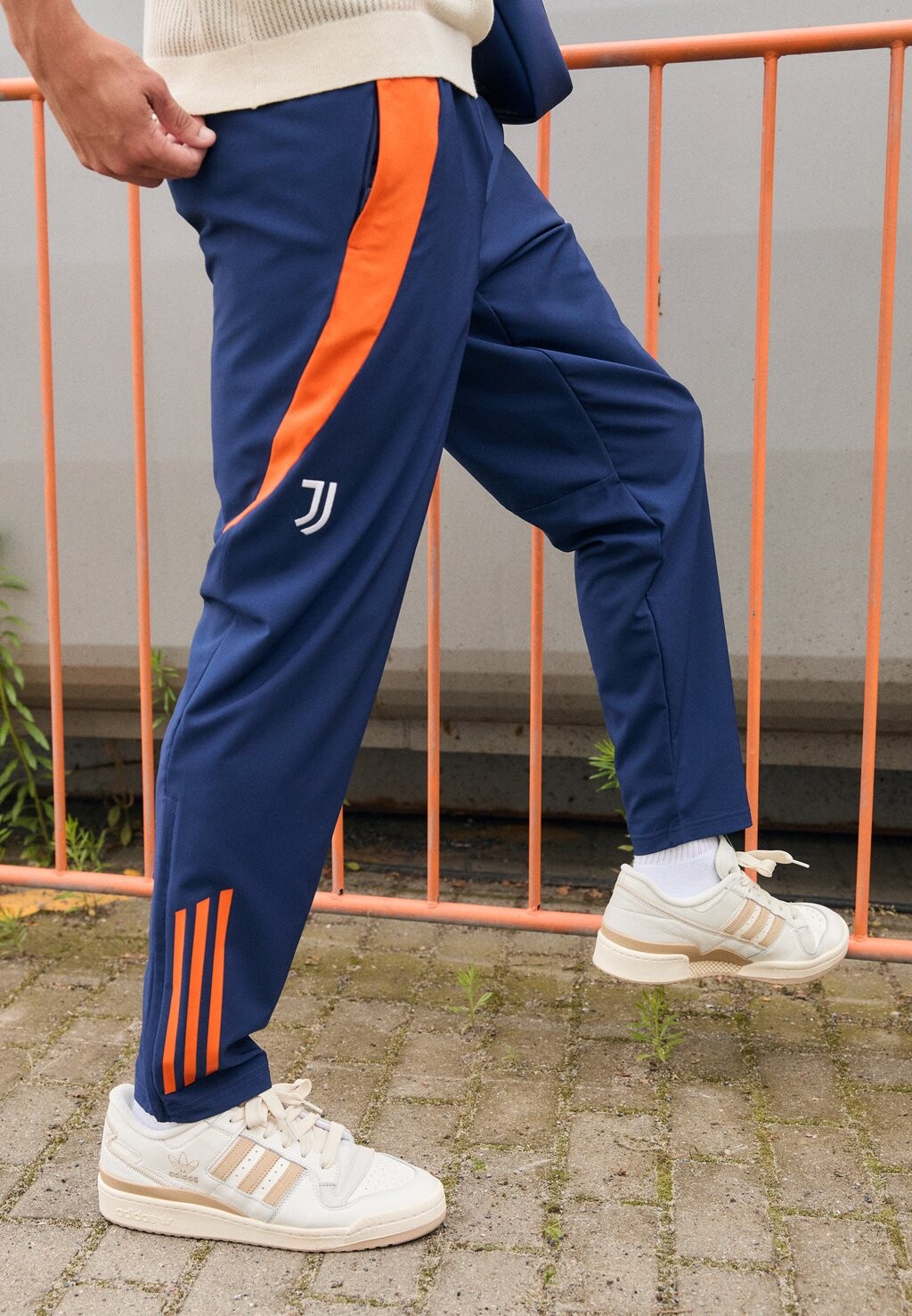 

Спортивные штаны JUVENTUS TURIN PRESENTATION PANT adidas, темно-синий