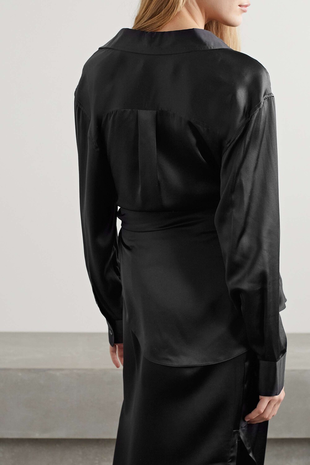 

T BY ALEXANDER WANG Рубашка из шелкового шармеза со сборками, черный