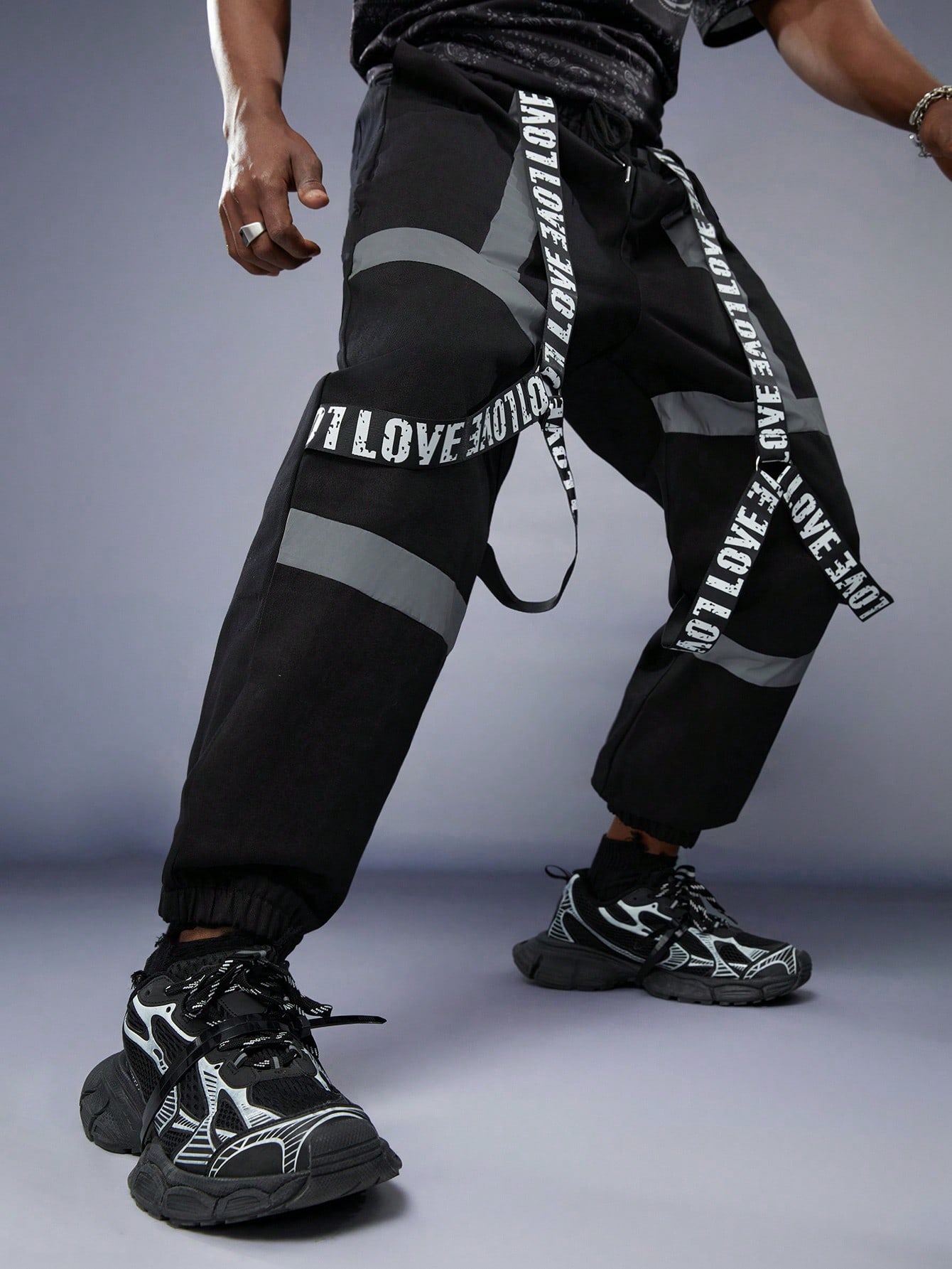 Мужские брюки Manfinity StreetEZ контрастного цвета со светоотражающими полосками и буквами на талии с завязкой на талии, черный