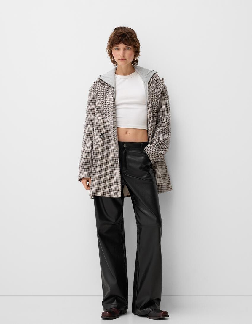 

Брюки прямого кроя из искусственной кожи Bershka, черный