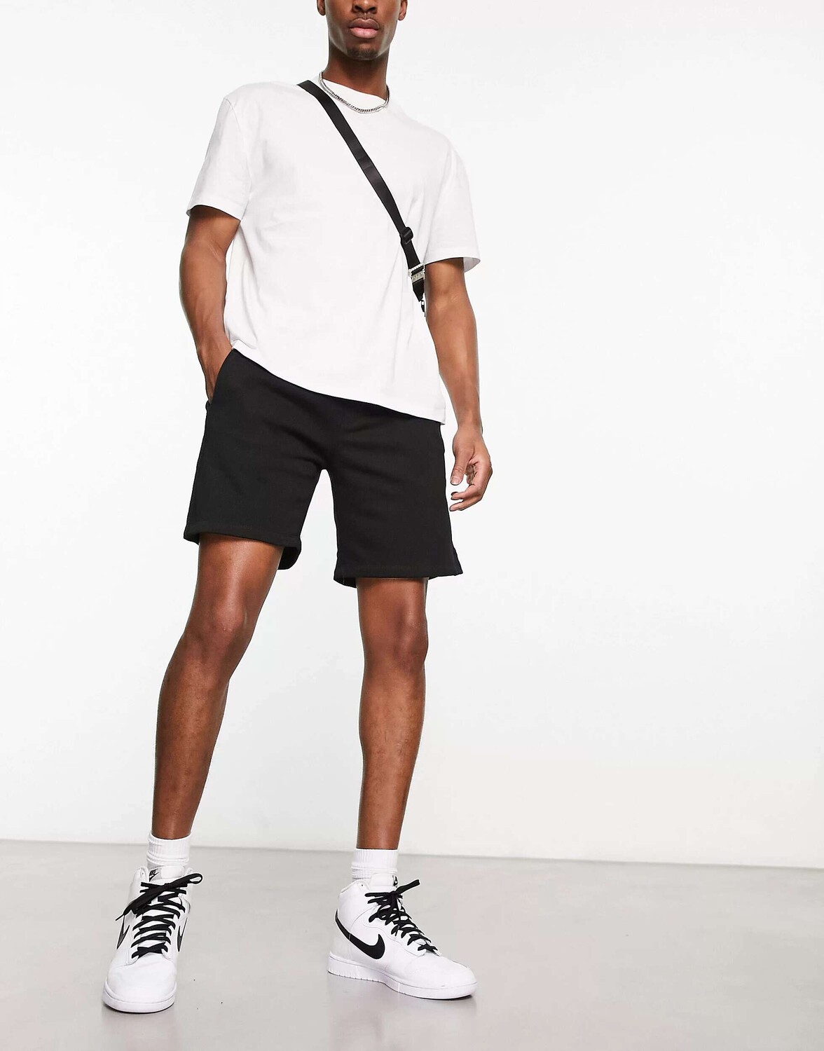 

Черные однотонные трикотажные шорты Bershka