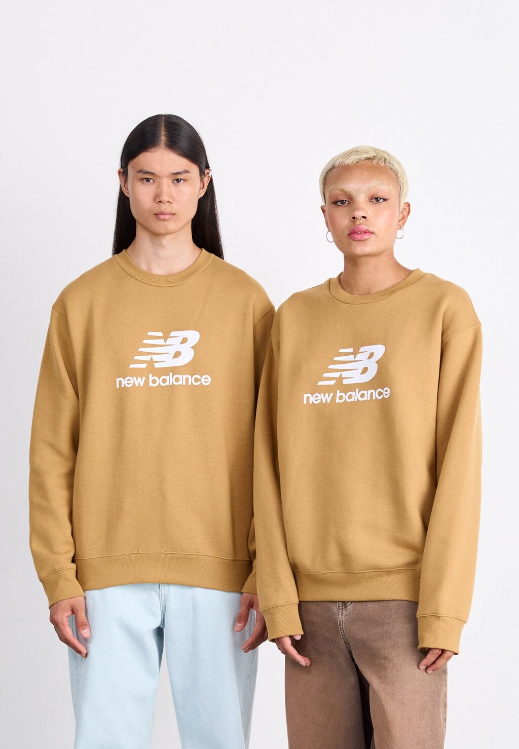 

Толстовка ESSENTIALS LOGO CREW UNISEX New Balance, коричневый