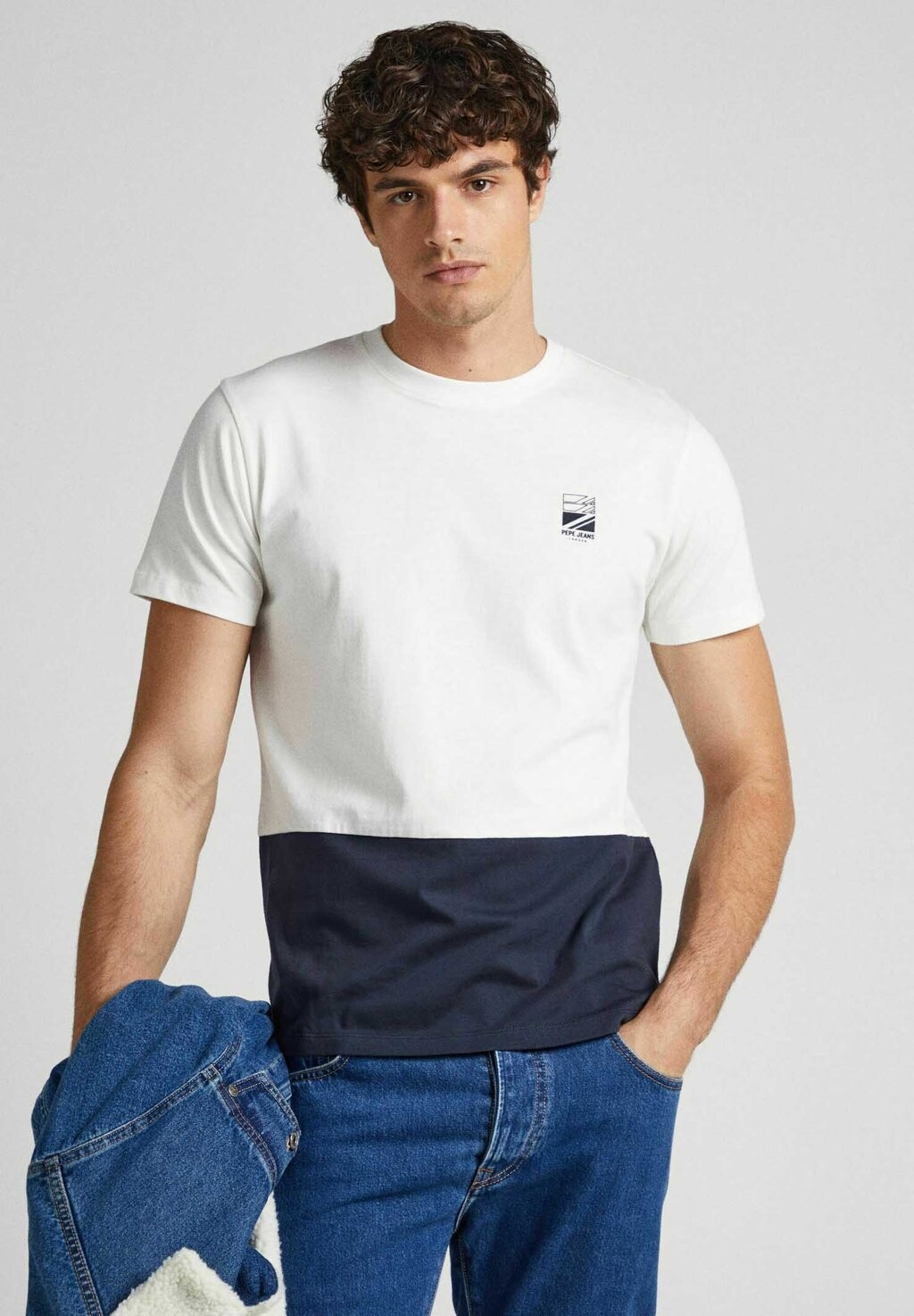 

Футболка с принтом Pepe Jeans, молочный, Серый