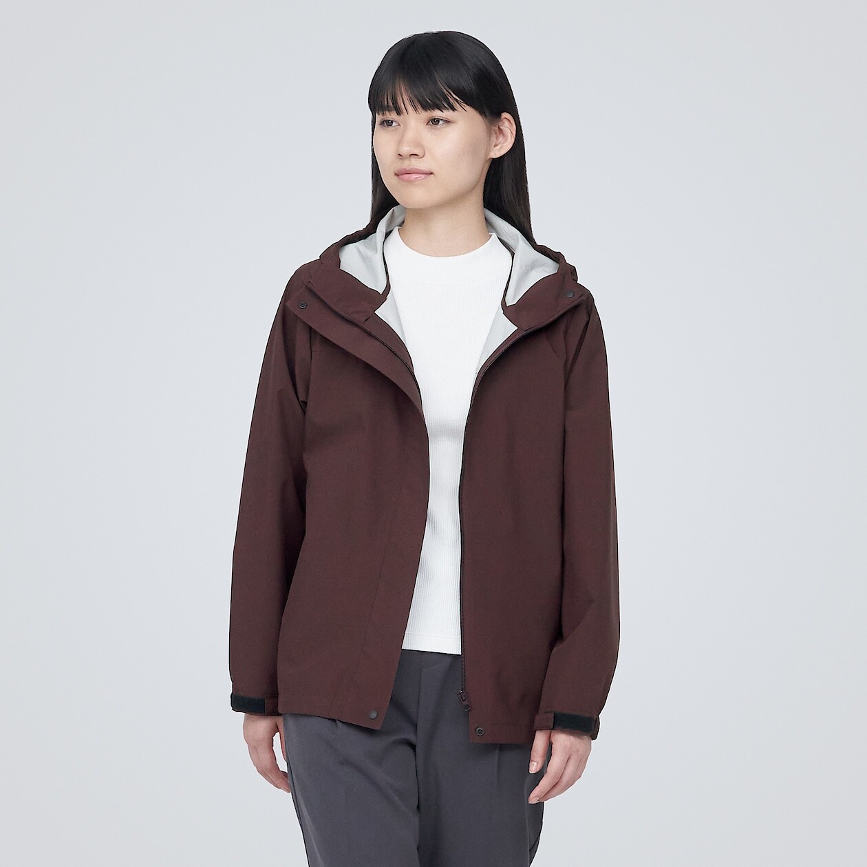 

Водоотталкивающая куртка с капюшоном, в которой не будет душно MUJI, бордо
