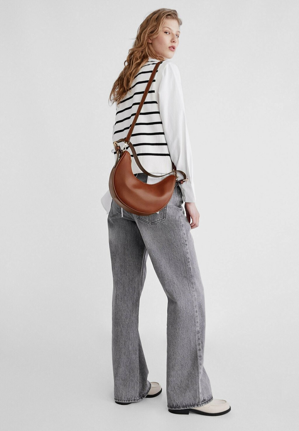 

Сумка через плечо HALF-MOON SHOULDER Stradivarius, цвет camel