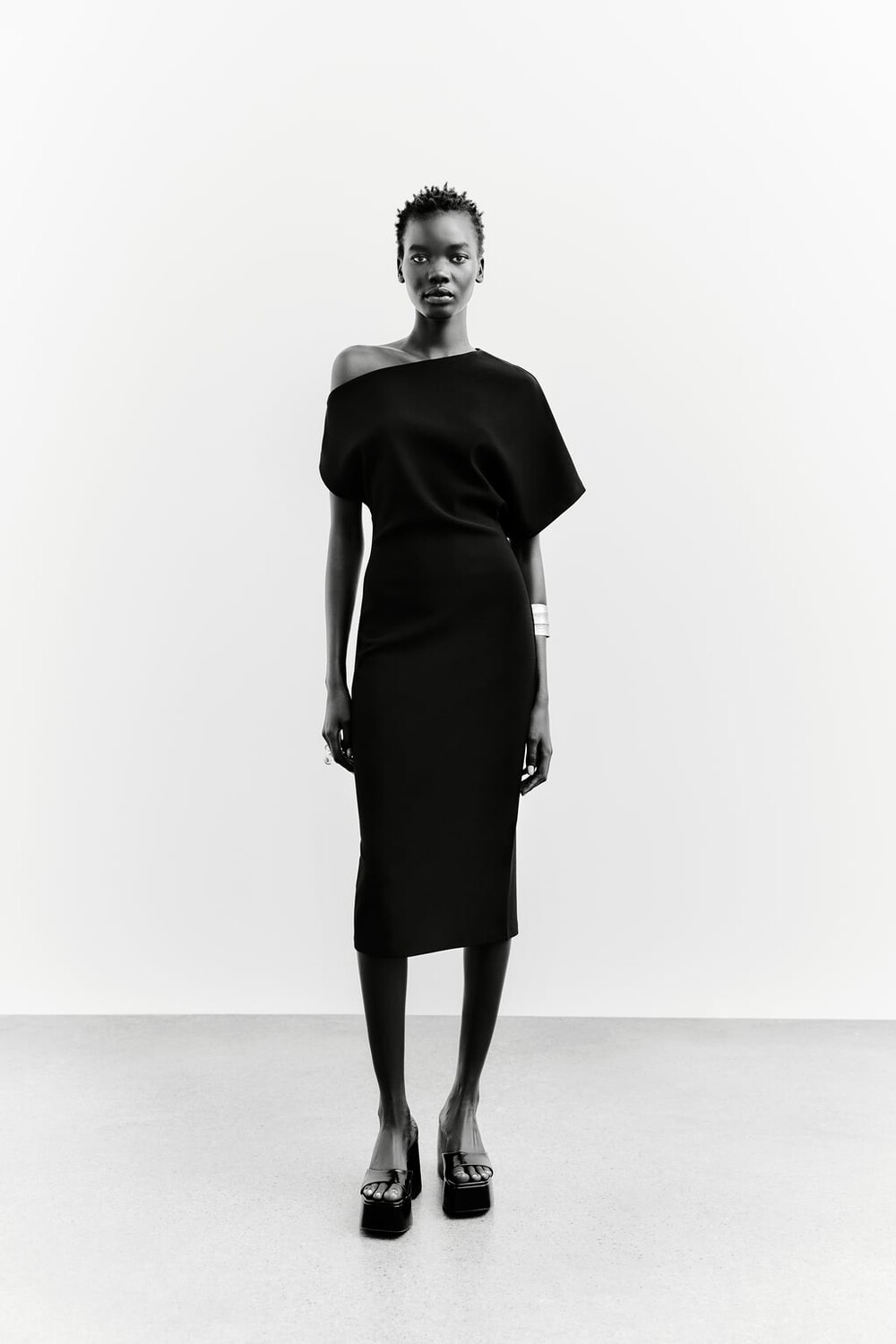 

Приглашенное асимметричное миди-платье ZARA, черный