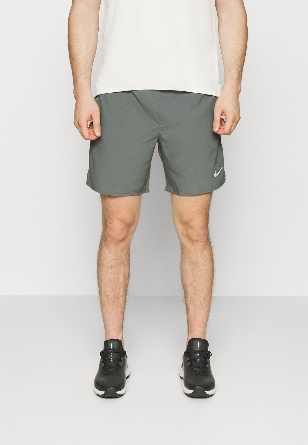 Спортивные шорты CHALLENGER SHORT Nike, дымчато-серый/черный/серебристый