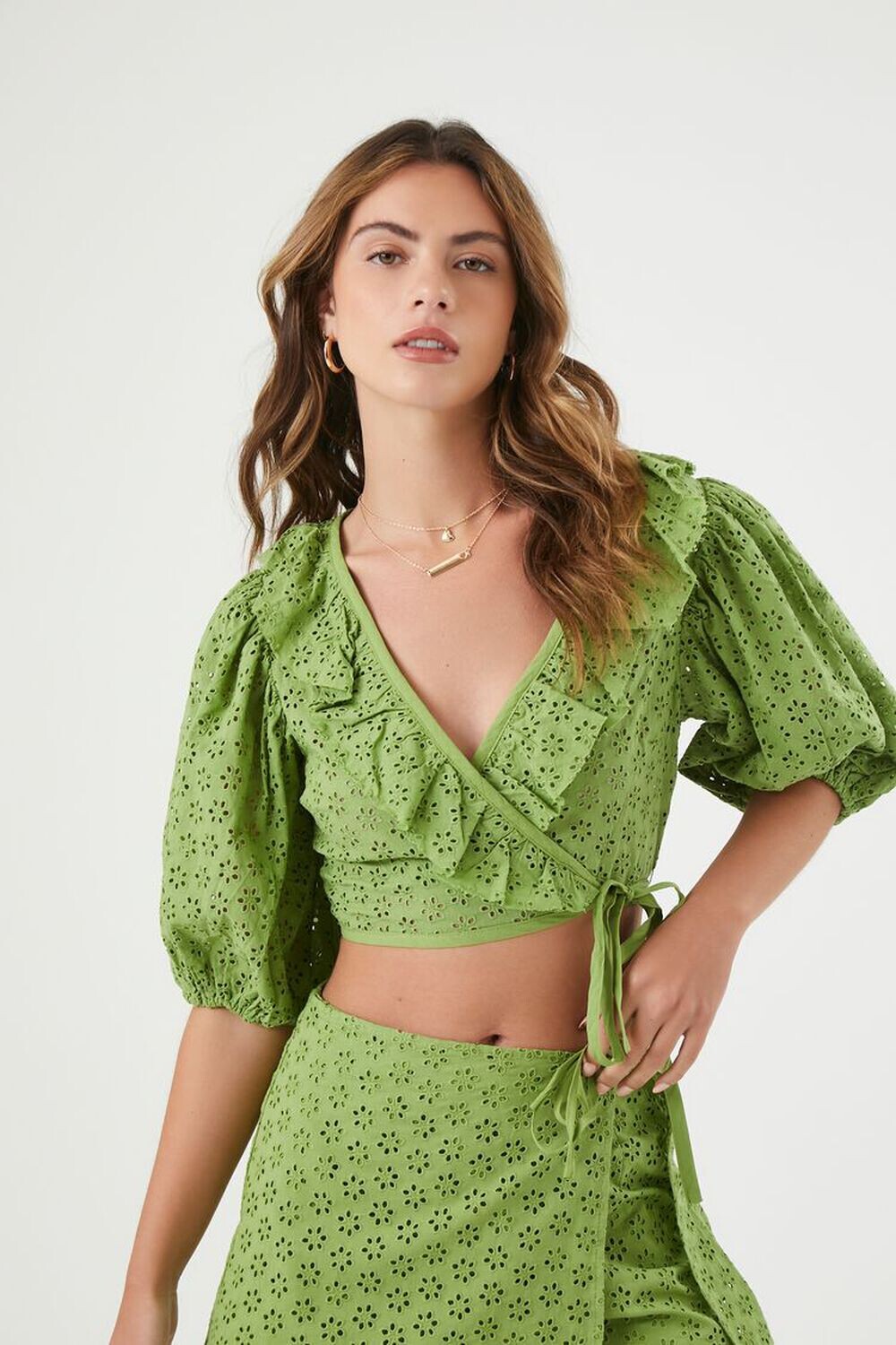 

Укороченный топ Surplice с люверсами и запахом Forever 21, шалфей