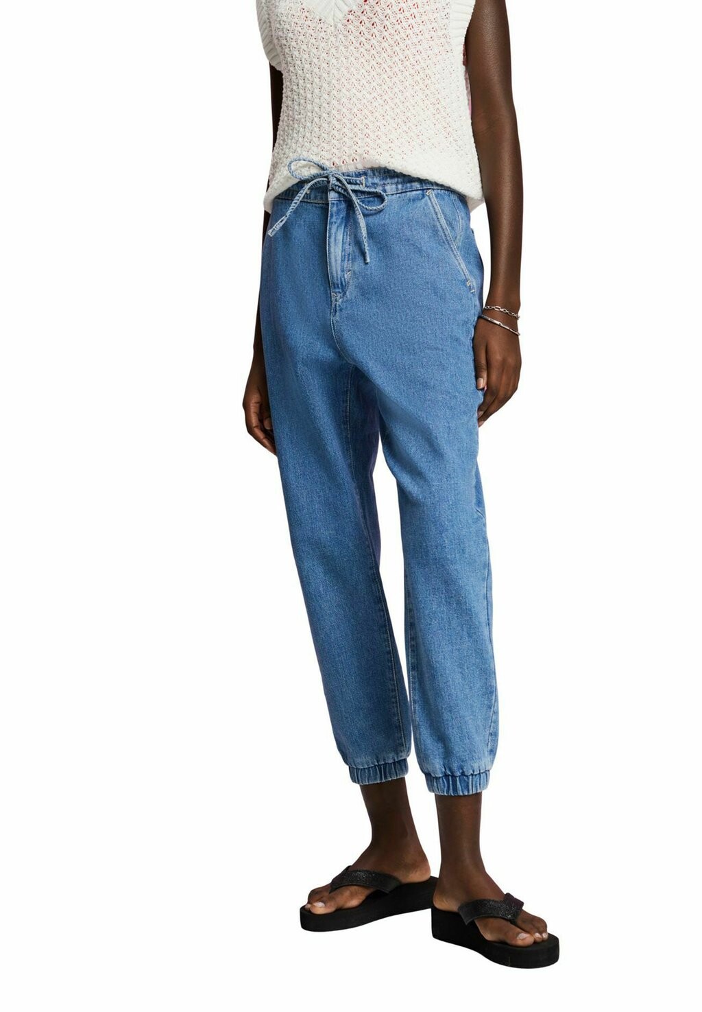

Джинсы Tapered Fit светло-голубого цвета с эффектом потертости Esprit, синий