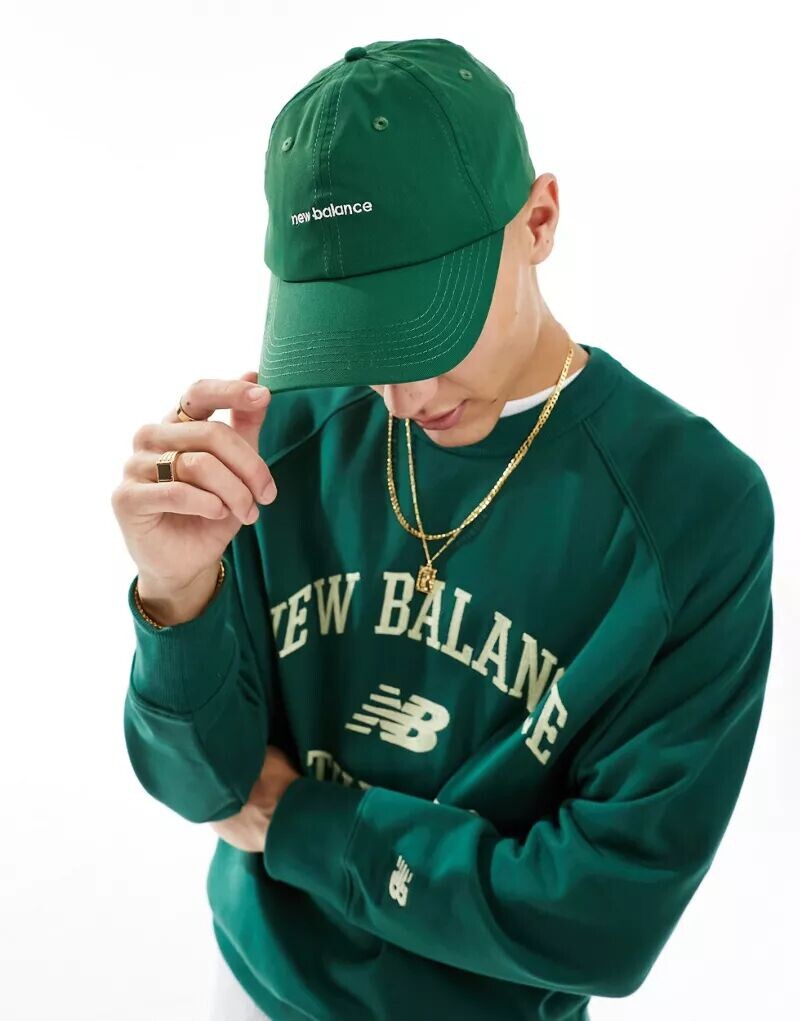 

Зеленая кепка с линейным логотипом New Balance