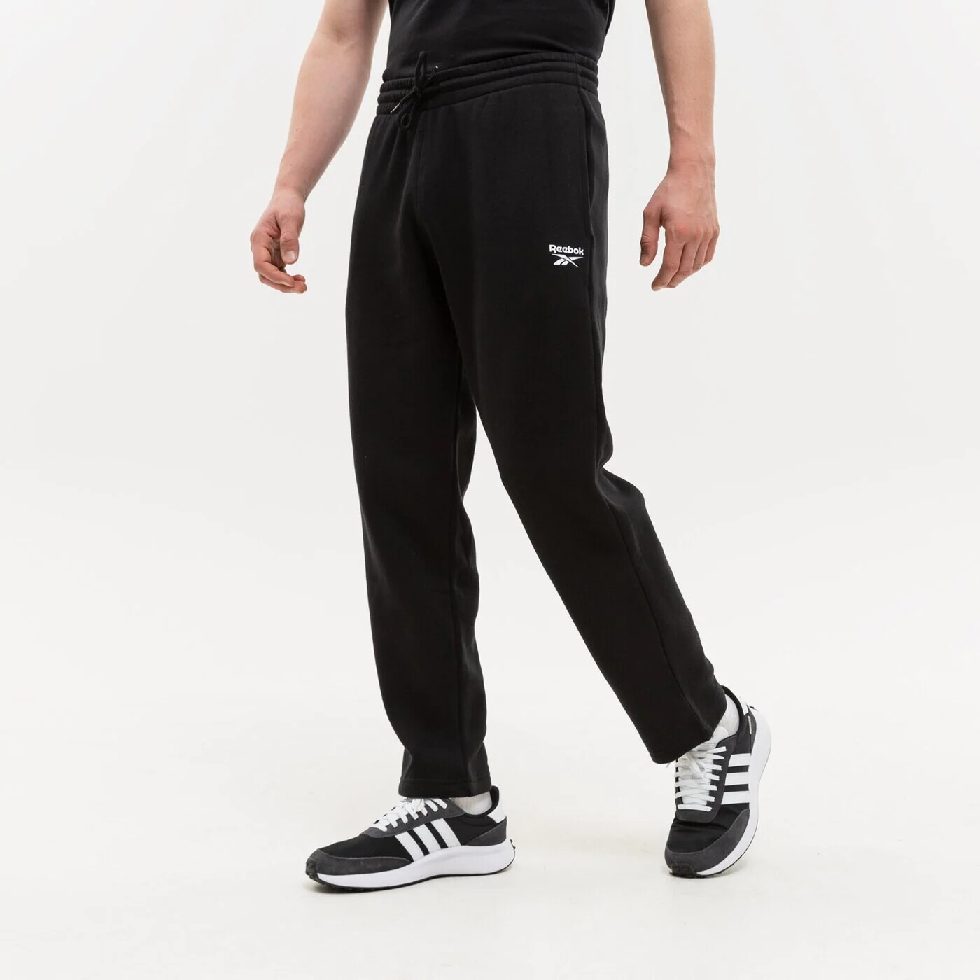 

Брюки Reebok с логотипом на ноге, черный