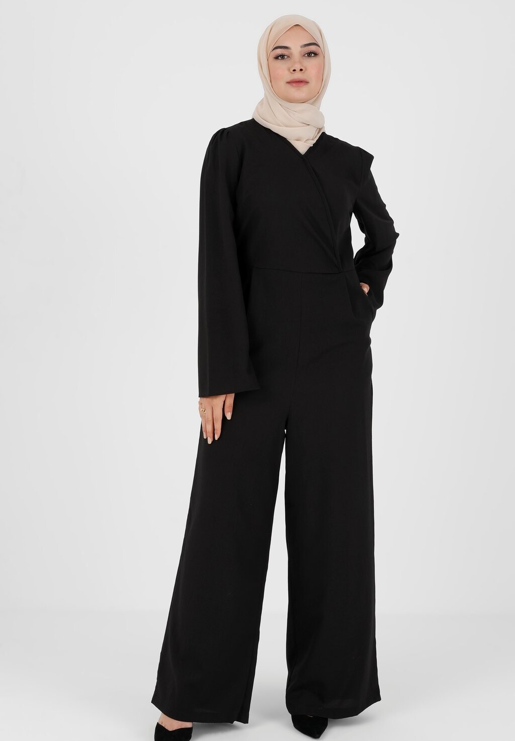 

Комбинезон V NECK COLLAR TAVIN Modanisa, цвет black