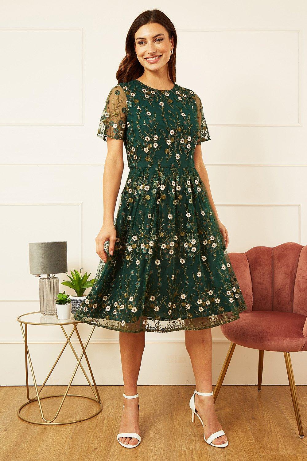 цена Зеленое платье с плиссированной юбкой и цветочной вышивкой Yumi, зеленый