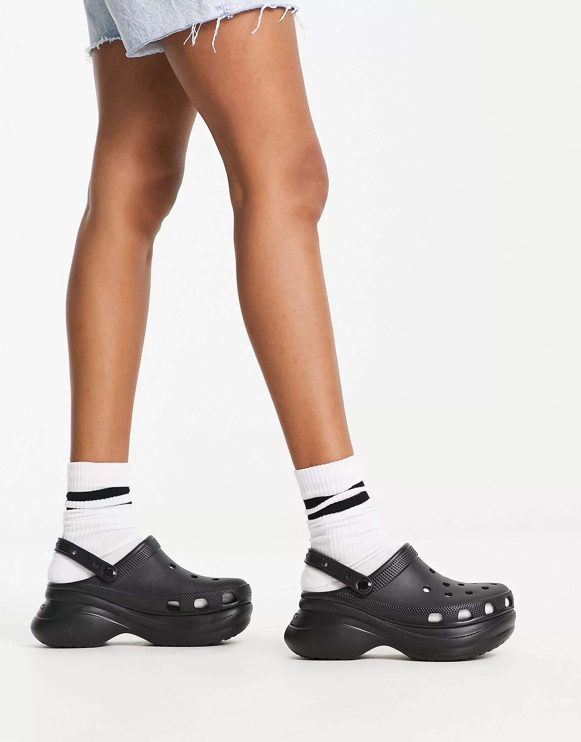 

Черные сабо на платформе Crocs Bae