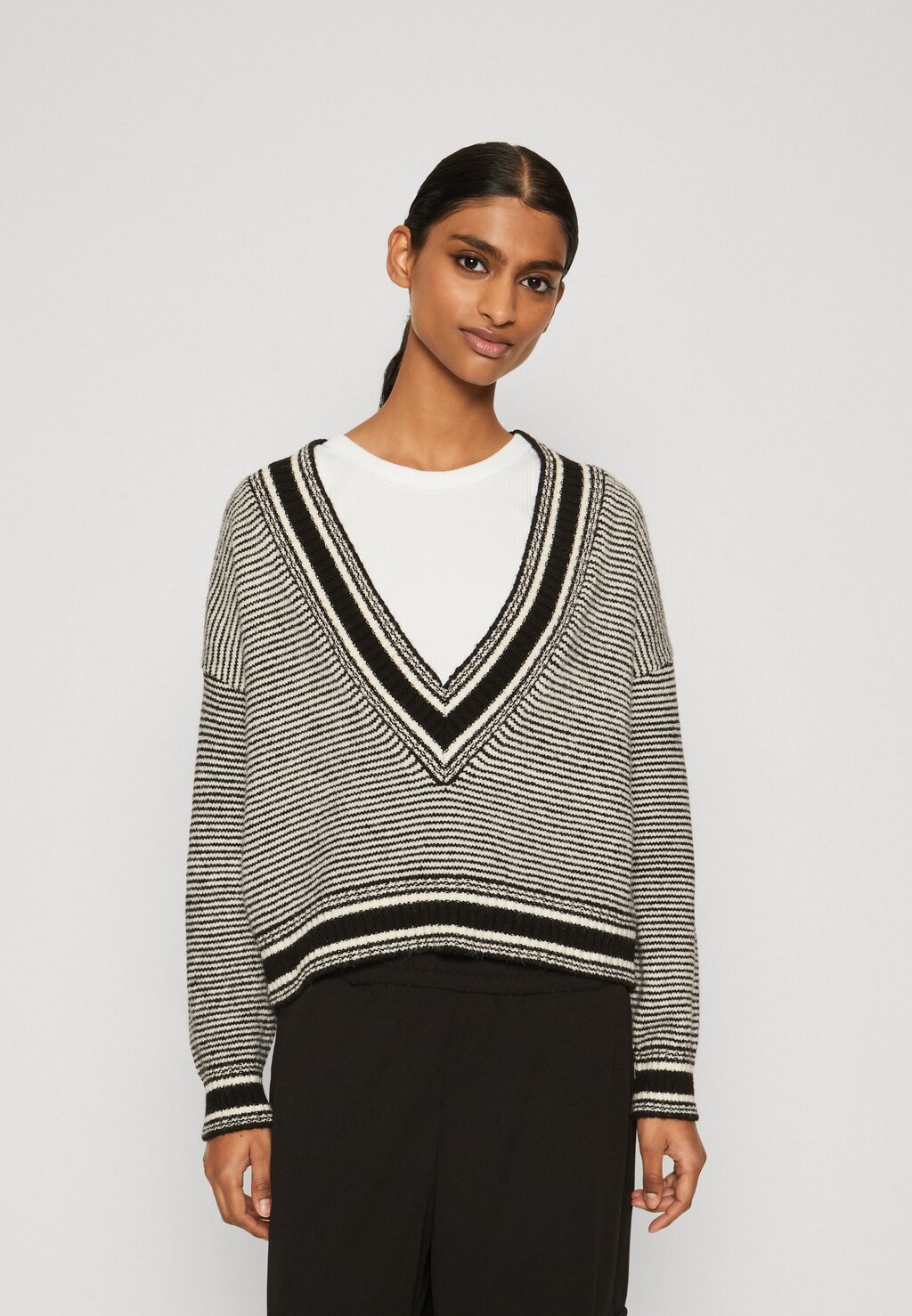 

Свитер Onlheidi V Neck ONLY Petite, цвет cloud dancer/black