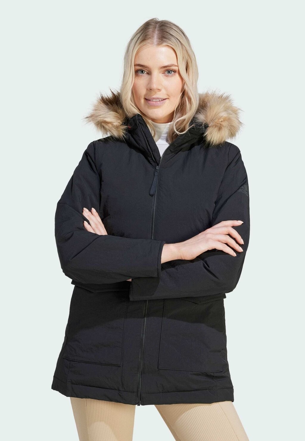 

Куртка adidas Sportswear С КАПЮШОНОМ, черный