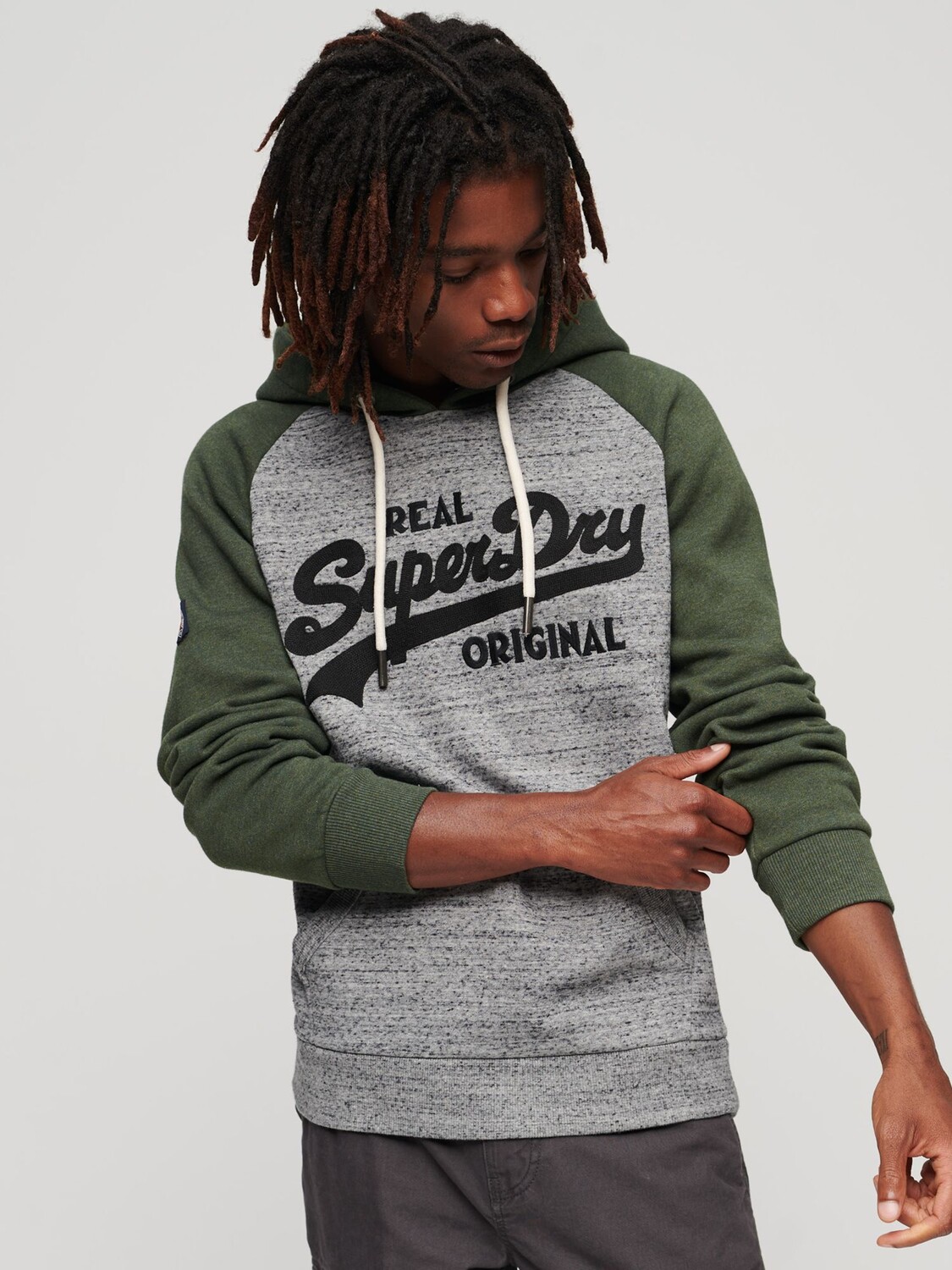 

Толстовка Athletic Vintage с логотипом реглан Superdry, серый/грит хаки/яшма
