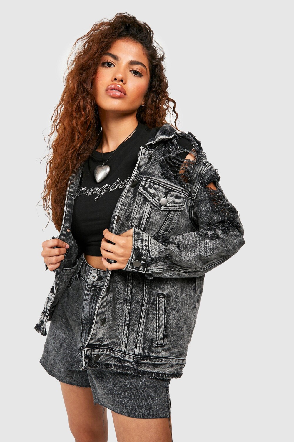 

Джинсовая куртка оверсайз petite acid wash Boohoo, черный