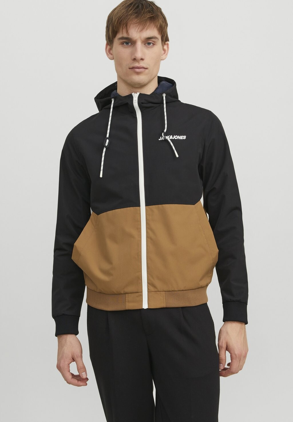 

Легкая куртка JJERUSH BLOCKING HOOD Jack & Jones, черный/белый