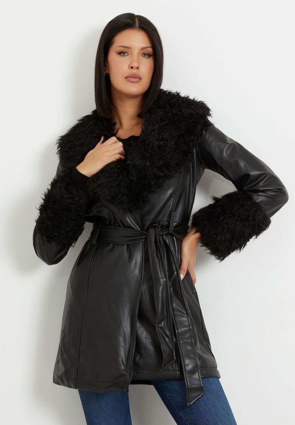 

Короткое пальто Guess, черный