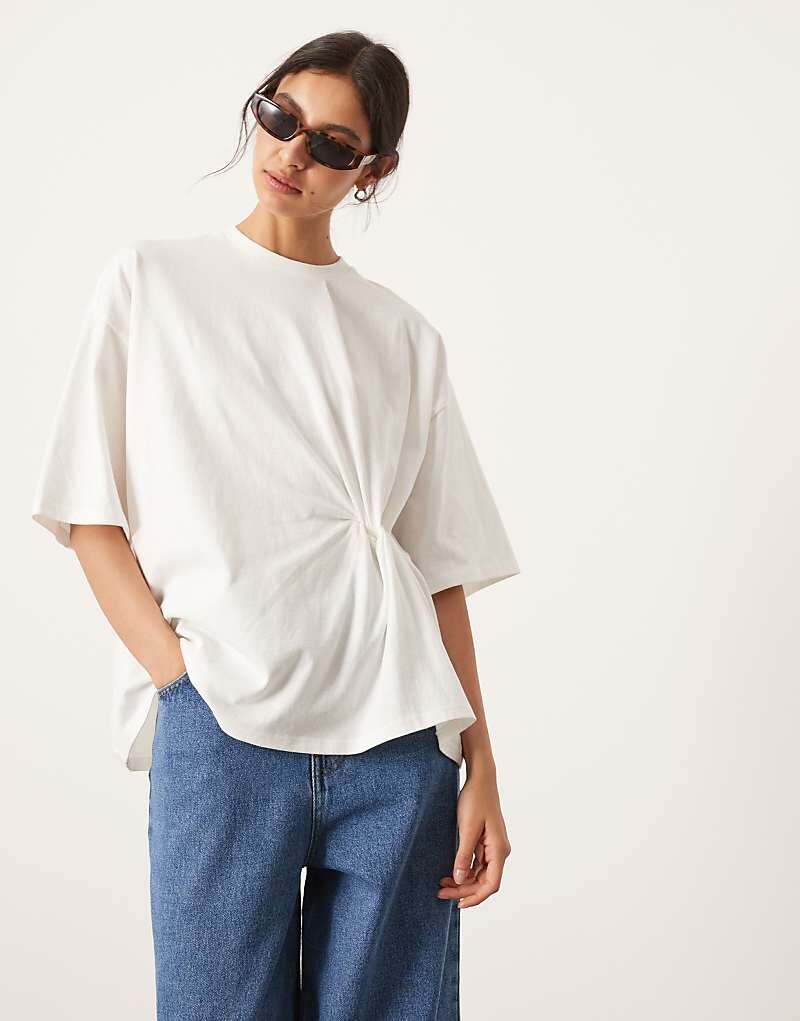 

Белая трикотажная футболка с узлом ASOS Edition