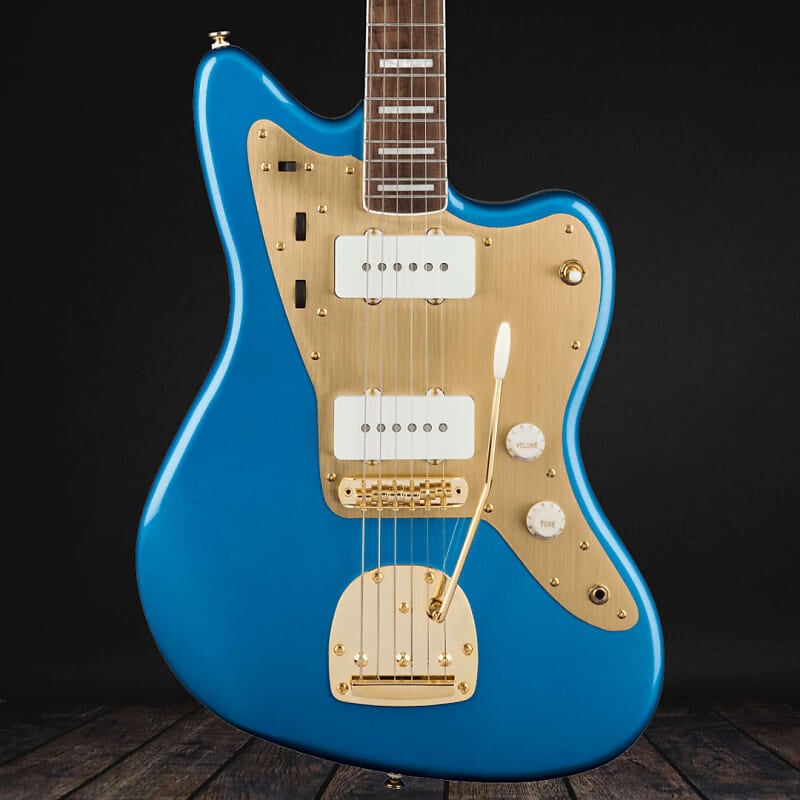 

Squier 40th Anniversary Jazzmaster, Gold Edition, накладка на гриф Laurel — золотая анодированная накладка — цвет Lake Placid Blue 40th Anniversary Jazzmaster, Gold Edition, Laurel Fingerboard- Gold Anodized Pickguard- (Coming Soon)