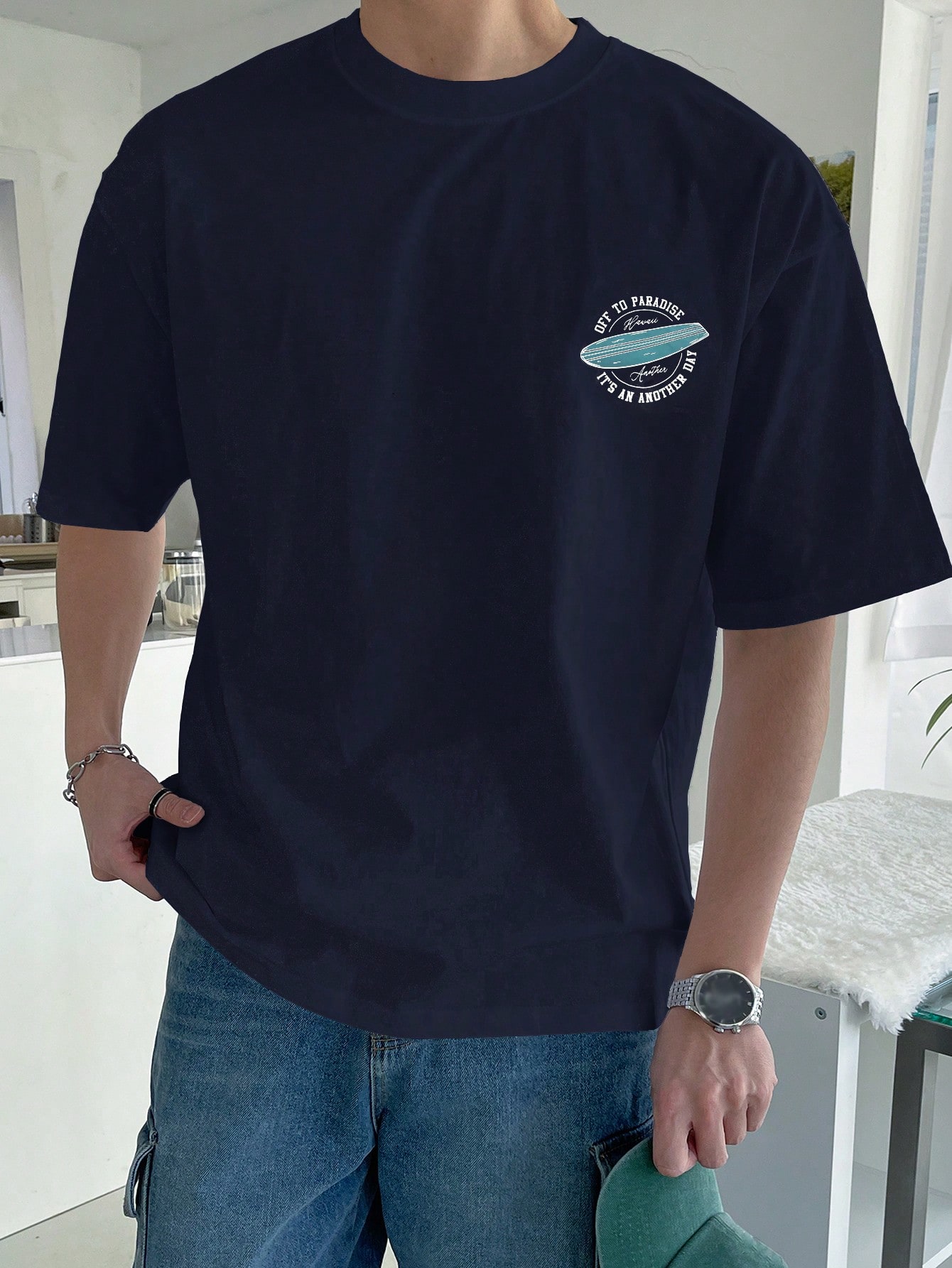 DAZY Мужская футболка с круглым вырезом и короткими рукавами с принтом букв, темно-синий dazy мужская летняя рубашка с коротким рукавом и принтом пейсли многоцветный