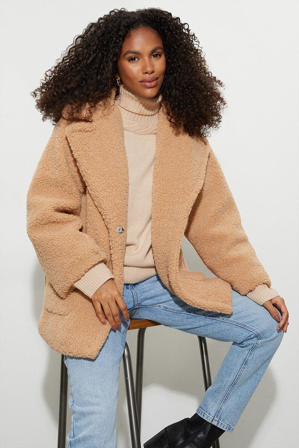 

Короткое плюшевое пальто с накладными карманами Dorothy Perkins, бежевый