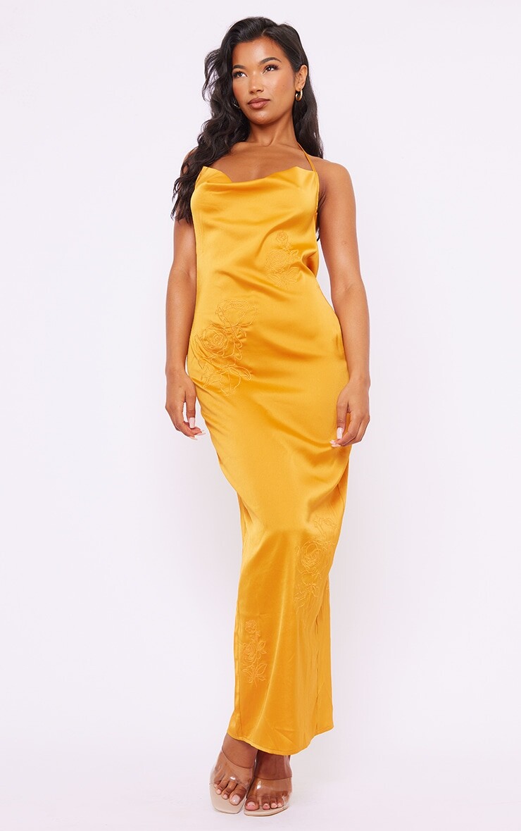 

PrettyLittleThing Платье макси из атласа мандаринового цвета с цветочной вышивкой и воротником-хомутом