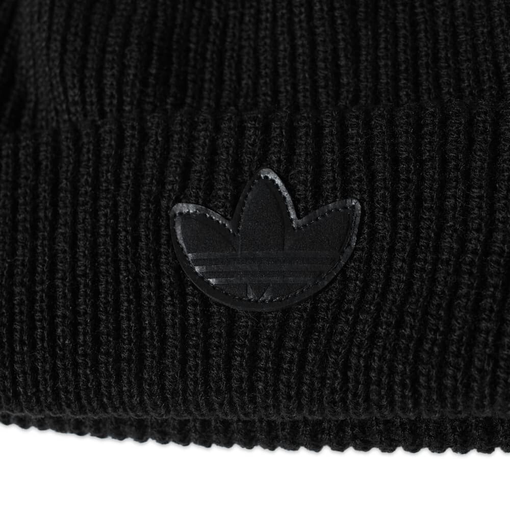 

Con короткая шапочка Adidas