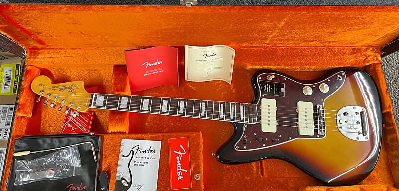 

Fender American Vintage II 1966 Jazzmaster, 3 цвета Sunburst с футляром — 8,6 фунта AVII66JAZZMASTERRWWT3TB