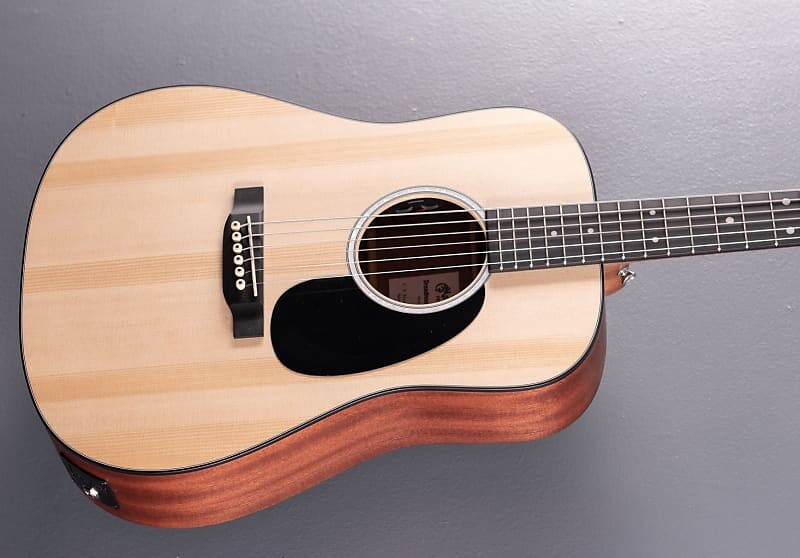 

DJr-10E - Ель ситхинская Martin DJr-10E – Sitka