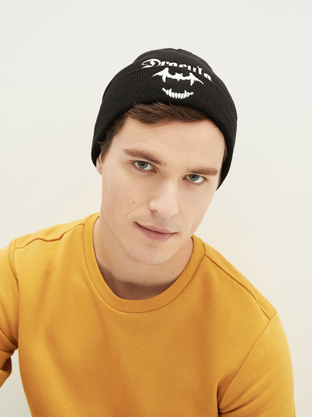 

Трикотажная мужская шапка с вышивкой Дракула LCW Accessories