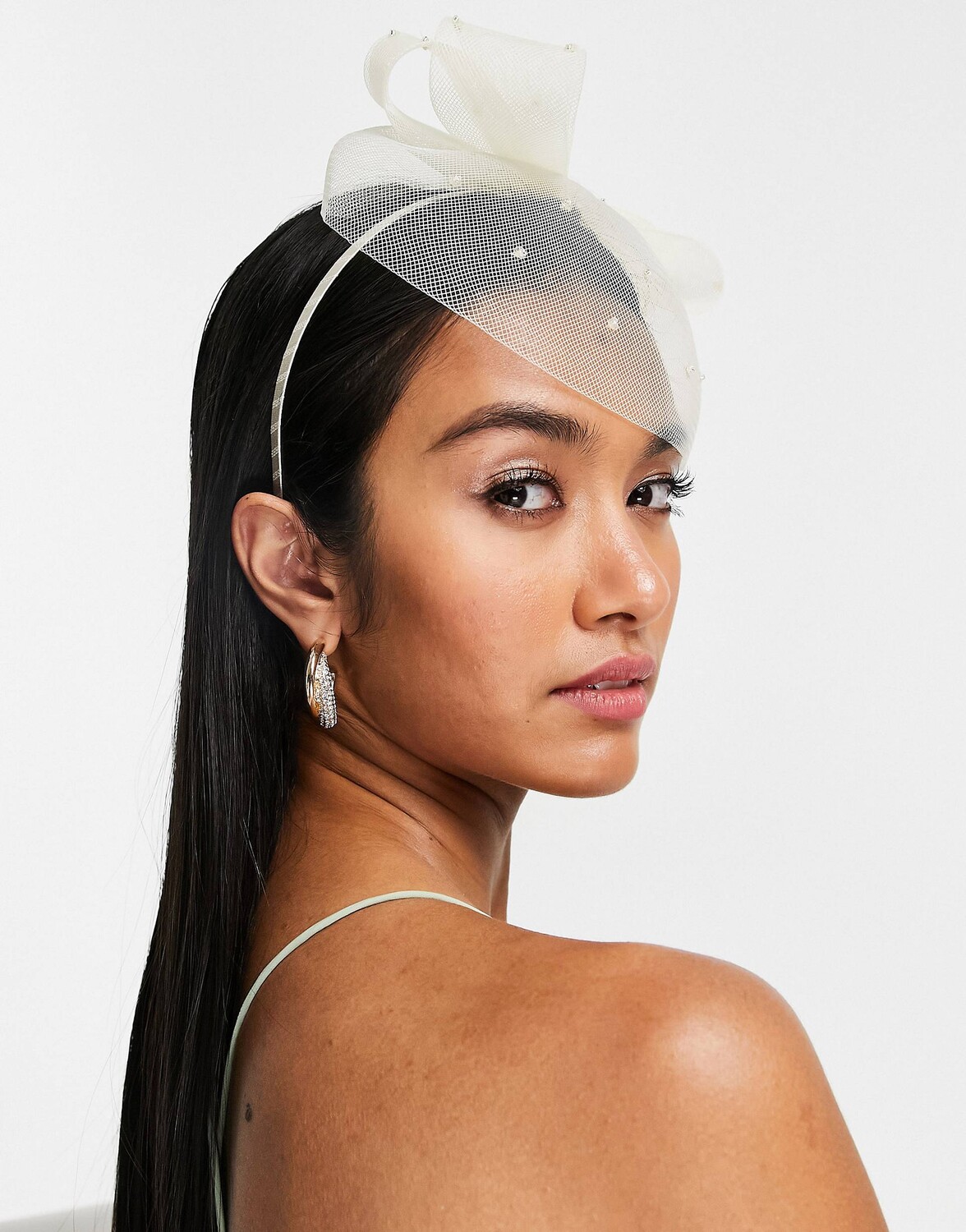 

Повязка на голову цвета слоновой кости с бантом и пайетками ASOS DESIGN event