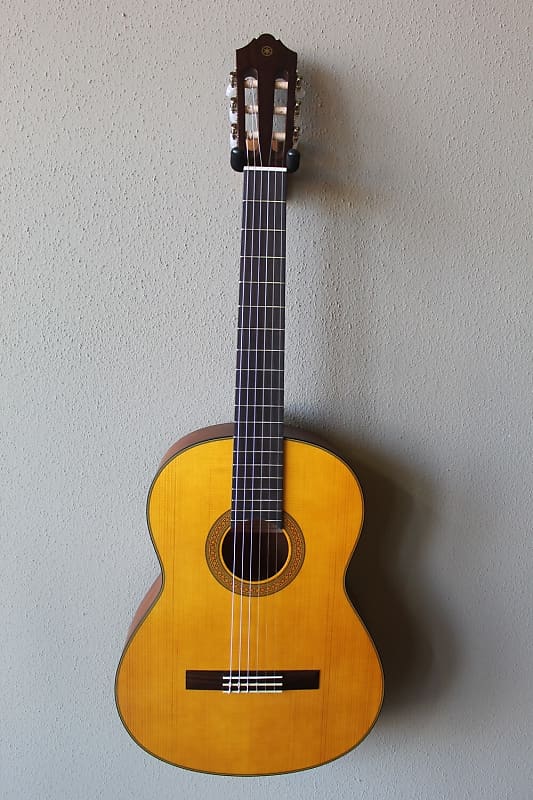цена Совершенно новая классическая гитара Yamaha CG122MSH из твердой ели с верхней декой и сумкой для переноски CG122MS Spruce Top Classical Guitar